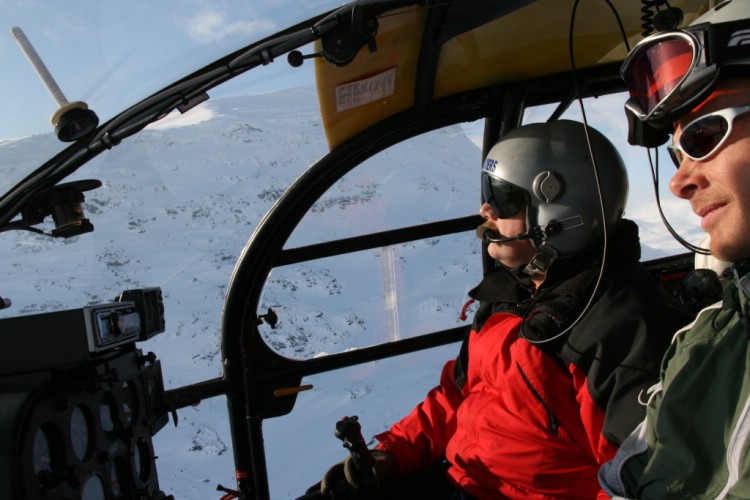 Vår pilot Peter Almer på väg ut på dagens första flygning. 3e April 2009.   Foto: Andreas Bengtsson