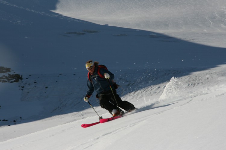 Mattias Olgård på Knivkammen, Kebnekaise området. Heliski Riksgränsen 15 maj 2009. Foto: Andreas Bengtsson